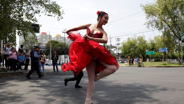 Los bailarines de la Compañía de Danza Ardentía, de Ciudad de México, deleitan a los transeúntes de las calles capitalinas con inesperadas cortas presentaciones de ballet en los semáforos - Sputnik Mundo