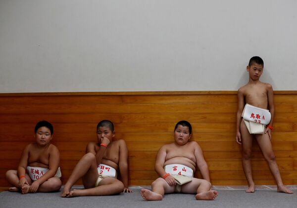 Escolares japoneses compiten por el título de mejor luchador de sumo - Sputnik Mundo
