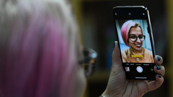 Una chica se hace una selfie - Sputnik Mundo