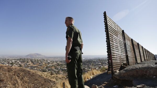 Un oficial estadounidense en la frontera con México - Sputnik Mundo