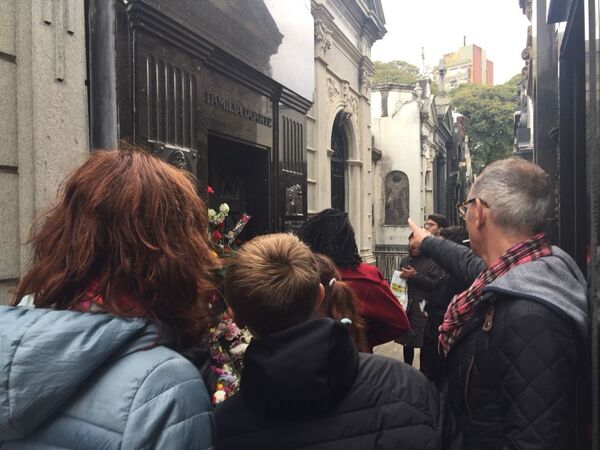 Visitantes del Cementerio de Recoleta, donde yace el cuerpo de María Eva Duarte de Perón. Buenos Aires, Argentina Visitantes del Cementerio de Recoleta, donde yace el cuerpo de María Eva Duarte de Perón. Buenos Aires, Argentina - Sputnik Mundo