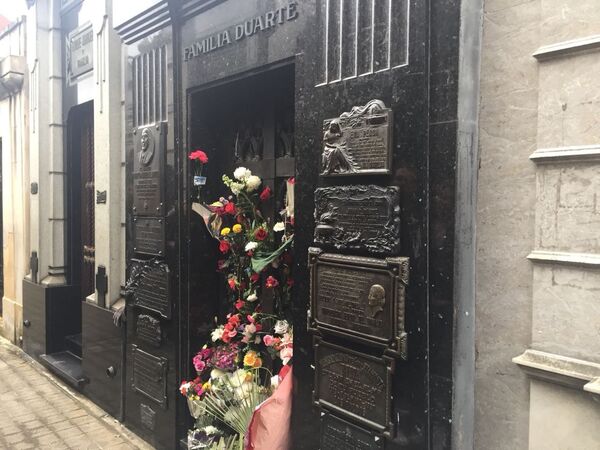 Cementerio de Recoleta, donde yace el cuerpo de María Eva Duarte de Perón. Buenos Aires, Argentina Cementerio de Recoleta, donde yace el cuerpo de María Eva Duarte de Perón. Buenos Aires, Argentina - Sputnik Mundo