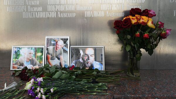Flores en memoria de tres periodistas rusos asesinados en la República Centroafricana - Sputnik Mundo