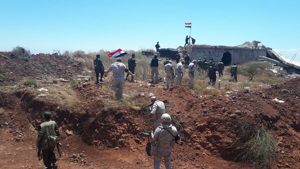 Soldados sirios alzan su bandera junto con la Policía militar rusa - Sputnik Mundo