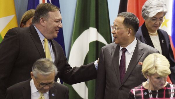 Mike Pompeo, secretario de Estado de Estados Unidos, y Ri Yong-ho, ministro de Asuntos Exteriores de Corea del Norte - Sputnik Mundo