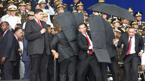 Personal de seguridad rodea al presidente de Venezuela, Nicolás Maduro, durante un incidente mientras daba un discurso en Caracas - Sputnik Mundo