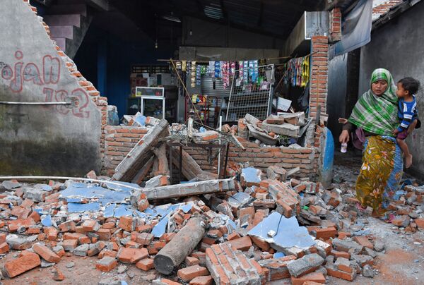 El terrorífico, destructor y mortal terremoto que ha devastado Indonesia - Sputnik Mundo