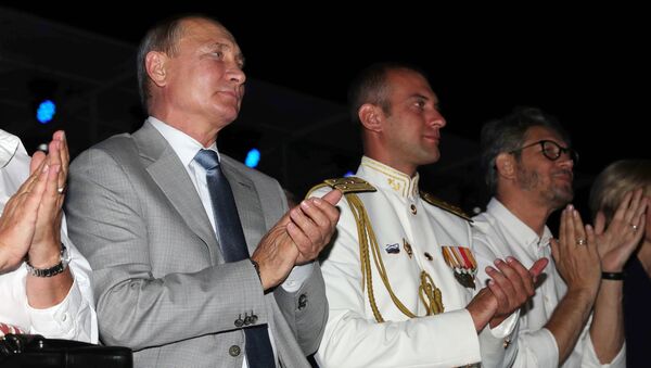 Vladímir Putin, el presidente ruso, en la inauguración del festival Ópera en Quersoneso - Sputnik Mundo