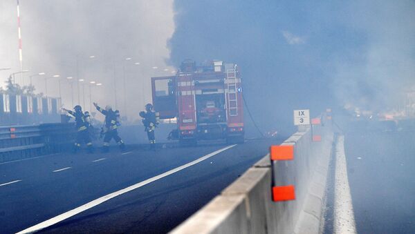 Los bomberos italianos en el lugar de la explosión cerca del aeropuerto de Bolonia - Sputnik Mundo