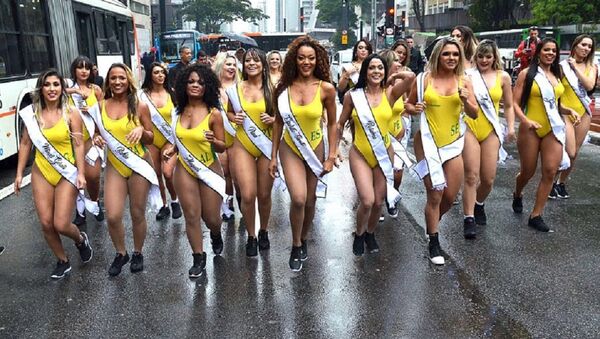 Las candidatas a Miss BumBum 2018 corren por la principal avenida de Sao Paulo - Sputnik Mundo