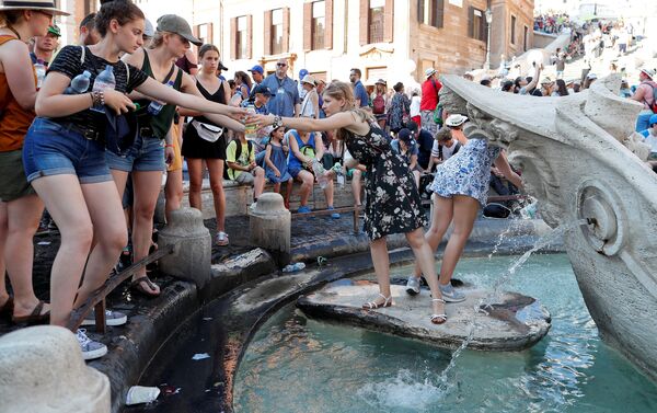 La gente llenando las botellas con agua en una fuente de Roma, Italia - Sputnik Mundo