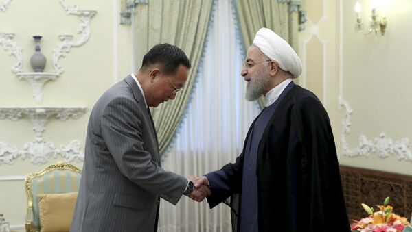 El presidente de Irán, Hasán Rohaní con el ministro de Exteriores de Corea del Norte, Ri Yong-ho - Sputnik Mundo
