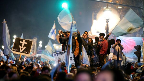 Activistas contra la legalización del aborto en Argentina celebran el resultado de la votación en el Congreso Nacional - Sputnik Mundo