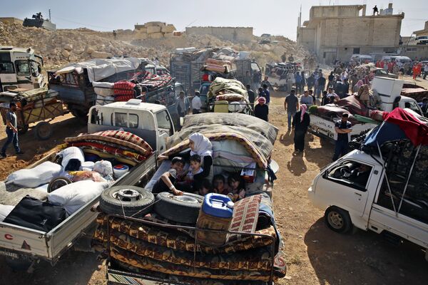 Una caravana de cerca de 400 refugiados se dispone a cruzar la frontera libanesa cerca del pueblo de Arsal, para regresar a sus hogares en Siria, 28 de junio de 2018 Una caravana de cerca de 400 refugiados se dispone a cruzar la frontera libanesa cerca del pueblo de Arsal, para regresar a sus hogares en Siria, 28 de junio de 2018 - Sputnik Mundo