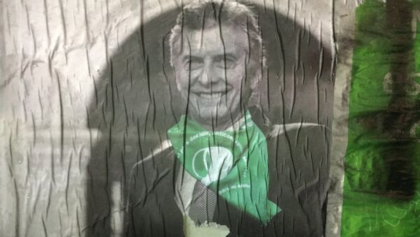 Afiche alterado del presidente Mauricio Macri con un pañuelo verde, símbolo de la lucha por la despenalización del aborto - Sputnik Mundo