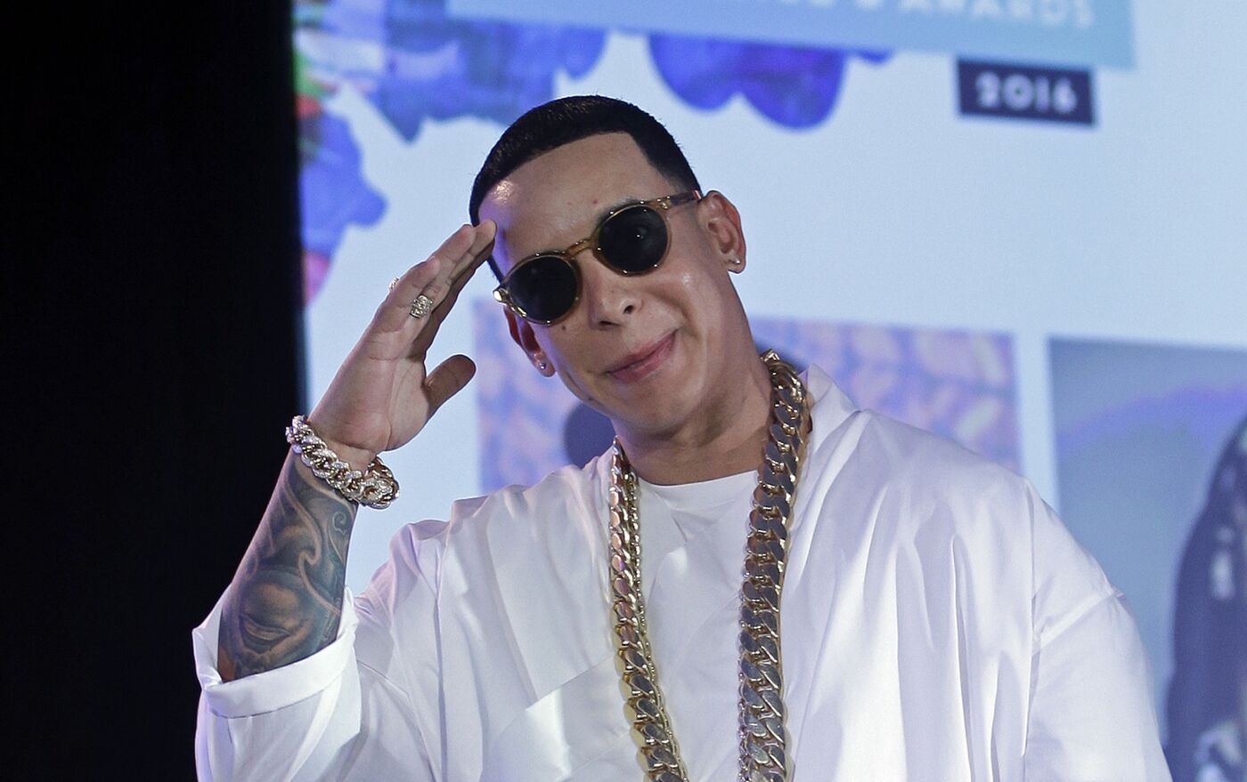 Daddy Yankee sorprende a fans con foto de joven; usaba bigote