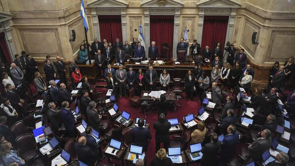 El Senado argentino durante el debate sobre la legalización del aborto - Sputnik Mundo