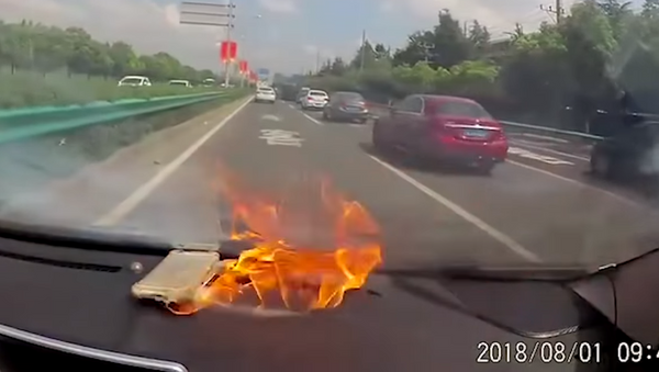 Un iPhone decide 'inmolarse' en un auto en marcha - Sputnik Mundo