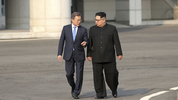 Presidente de Corea del Sur, Moon Jae-in, y líder de Corea del Norte, Kim Jong-un - Sputnik Mundo