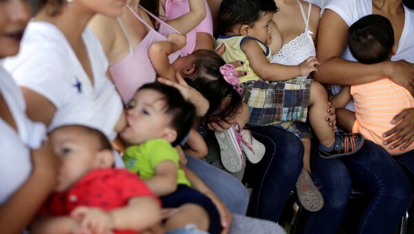 Madres amamantan a sus hijos para celebrar la Semana Mundial de la Lactancia Materna en Ciudad Juárez, México - Sputnik Mundo