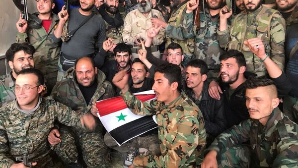 Soldados del Ejército Sirio festejan Victoria en Guta - Sputnik Mundo
