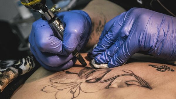 Zhenia Zajar hace un tatuaje sobre una cicatriz - Sputnik Mundo
