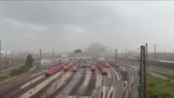 Un huracán arranca un techo y lo lanza sobre los trenes en Alemania - Sputnik Mundo
