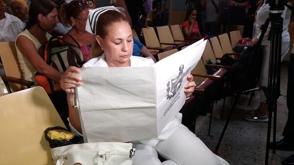 Trabajadores cubanos de la salud discuten proyecto de reforma constitucional - Sputnik Mundo