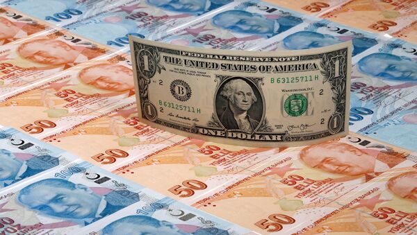 Liras turcas y un billete de dólar estadounidense - Sputnik Mundo
