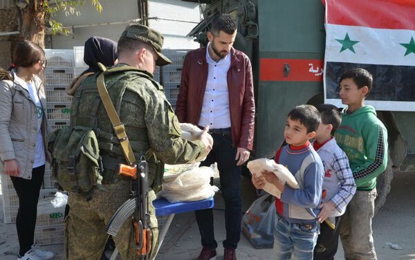 Entrega del pan enviado por la Fundación Pública Local Ajmat Kadírov a Alepo - Sputnik Mundo
