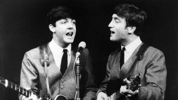 Paul McCartney y John Lennon, miembros del grupo pop The Beatles, durante un concierto en Londres el 11 de noviembre de 1963  - Sputnik Mundo