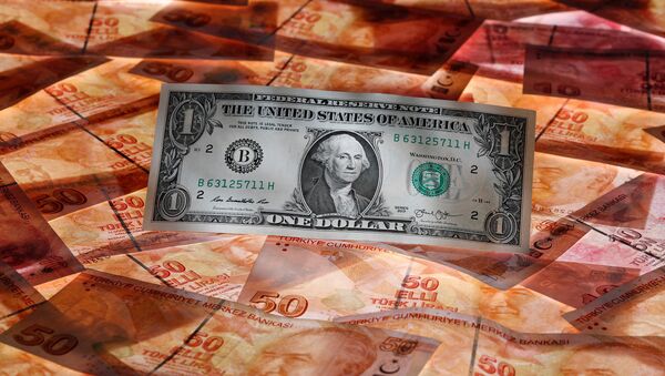 Un billete de dólar estadounidense y las liras turcas - Sputnik Mundo