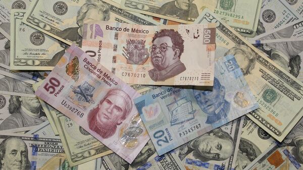 Pesos mexicanos y dólares estadounidenses - Sputnik Mundo