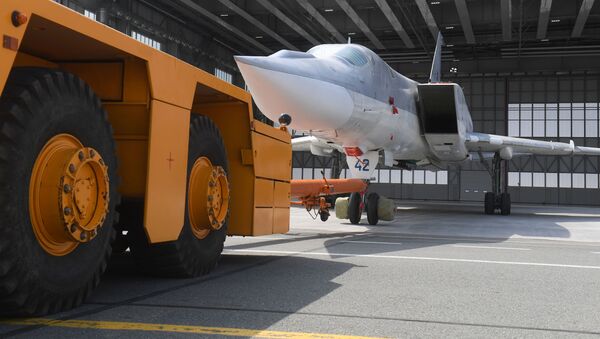 Despliegue para las pruebas terrestres y de vuelo del bombardero Tu-22M3M modernizado en la fábrica de aviones Gorbunov de Kazán - Sputnik Mundo