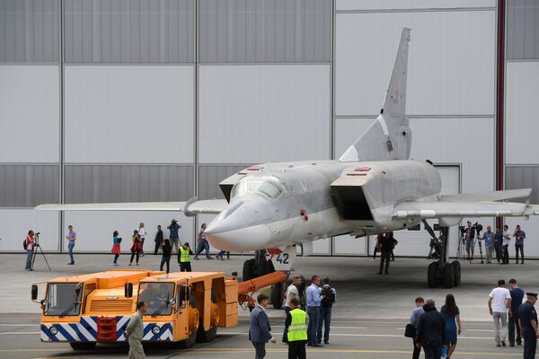 Despliegue para las pruebas terrestres y de vuelo del bombardero Tu-22M3M modernizado en la fábrica de aviones Gorbunov de Kazán - Sputnik Mundo
