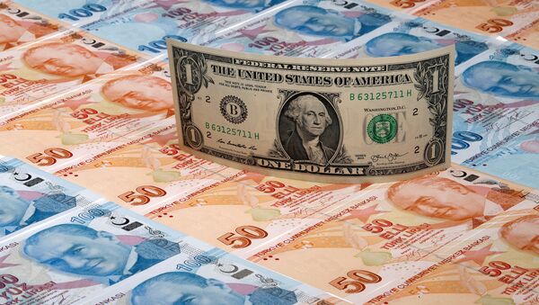 Un billete de un dólar encima de billetes de banco de liras turcas - Sputnik Mundo