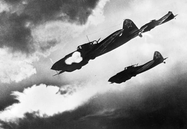Los Il-2 soviéticos atacan posiciones enemigas durante la batalla de Kursk (30 de junio de 1943) - Sputnik Mundo