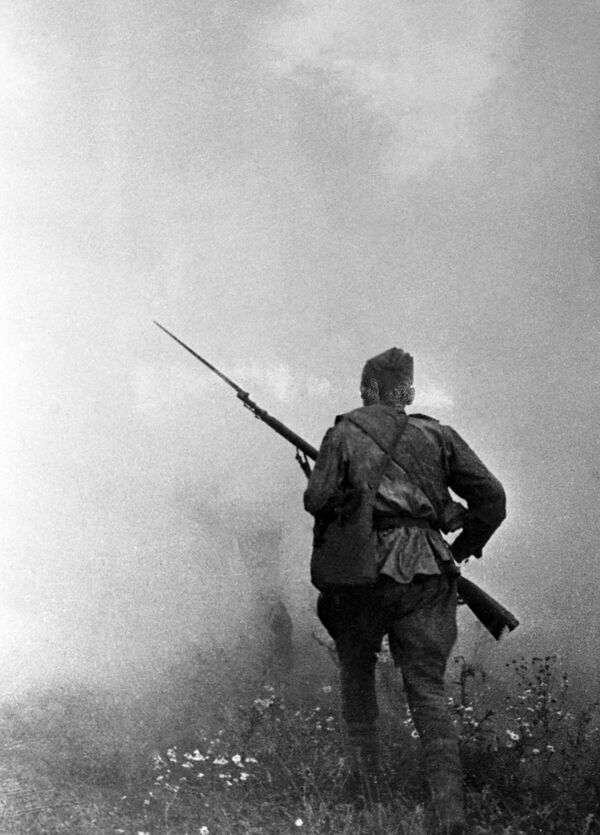 La infantería soviética se lanza al ataque durante la batalla de Kursk (20 de julio de 1943) - Sputnik Mundo