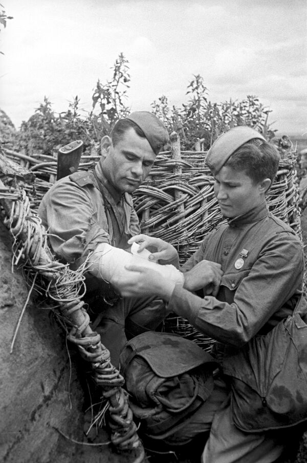La sargento Vorobiova, instructora sanitaria durante la batalla de Kursk (4 de julio de 1942) La sargento Vorobiova, instructora sanitaria durante la batalla de Kursk (4 de julio de 1942) - Sputnik Mundo