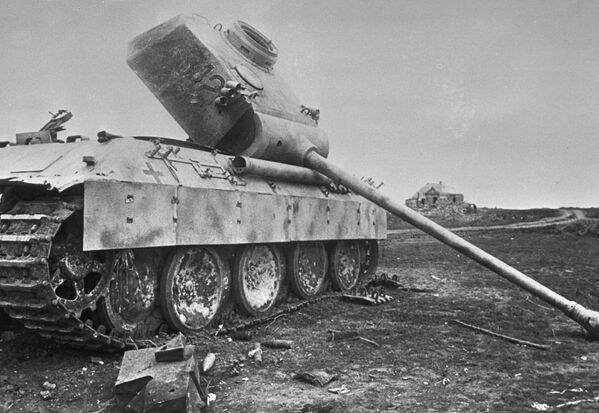 Tanque alemán destruido y abandonado en el campo durante la batalla de Kursk (22 de julio de 1943) - Sputnik Mundo