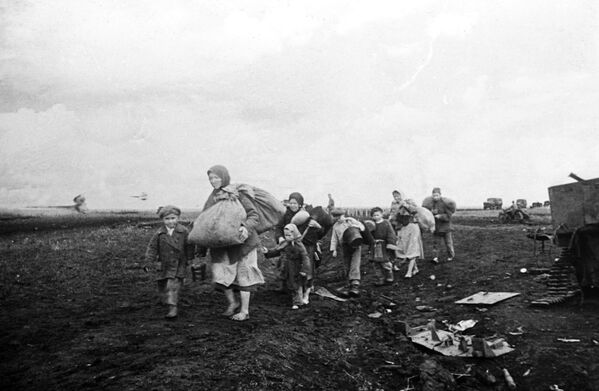 El regreso de los habitantes del pueblo de Pokrovka, liberado durante la batalla de Kursk (1943) - Sputnik Mundo