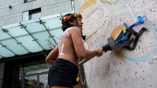 Una acción de protesta de Femen al lado de la Embajada de Alemania en Ucrania - Sputnik Mundo