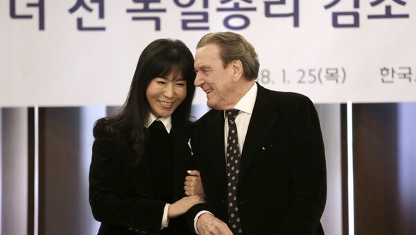 El excanciller federal de Alemania, Gerhard Schroeder, y su novia Kim So-yeon - Sputnik Mundo