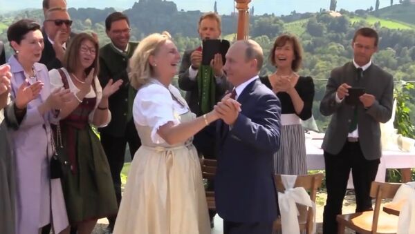 Putin se lo pasa en grande en la boda de la ministra de Exteriores austriaca - Sputnik Mundo