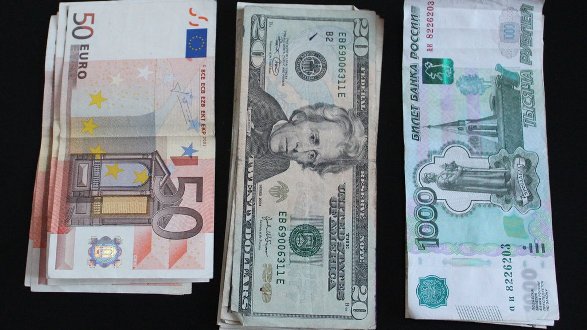 77 долларов в рублях. Какую валюту лучше купить. Купюры Украины. USD Euro AZN rubl. EUR ЦБ.