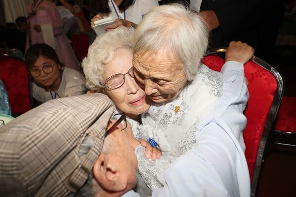 Una surcoreana abraza a su hermana norcoreana durante la reunión en la zona desmilitarizada. - Sputnik Mundo