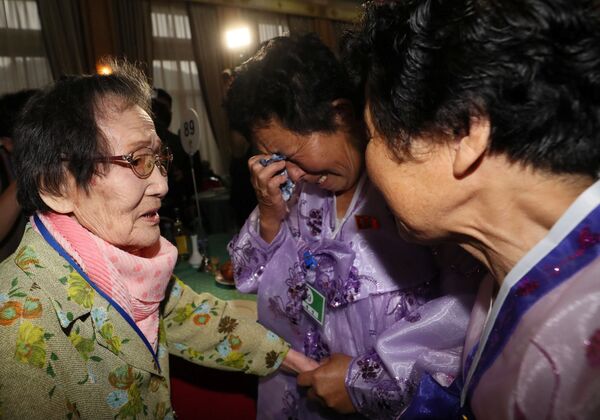 Las familias de Corea del Sur se reúnen con sus familiares de Corea del Norte. - Sputnik Mundo