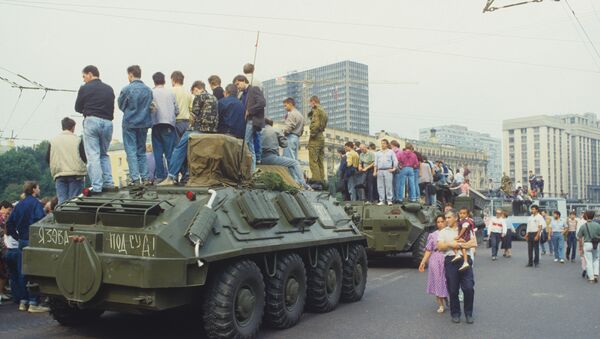 Imágenes de Moscú durante el intento de golpe de agosto en 1991 - Sputnik Mundo
