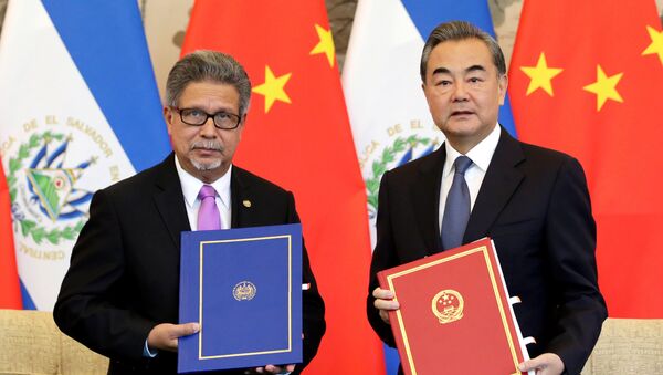 El ministro de Asuntos Exteriores de El Salvador, Carlos Castaneda, y el canciller chino, Wang Yi - Sputnik Mundo