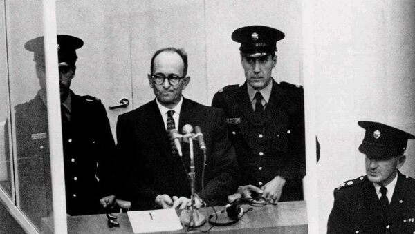 Adolf Eichmann durante el juicio en el que se lo condenó por crímenes contra la humanidad, en Jerusalén en 1961. - Sputnik Mundo